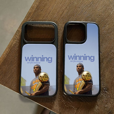 科比捧奖杯手机壳大孔电镀黑框碳纤维二合一玻璃适用苹果17promax华为MATE60PROPLUSPURA70PROPLUSPURA80PROP