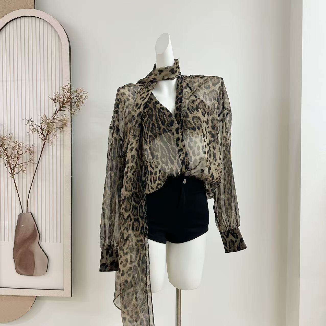 区区欧阳美貌野心家'吴宣仪同款!豹纹轻薄雪纺衬衫美胸三角杯吊带