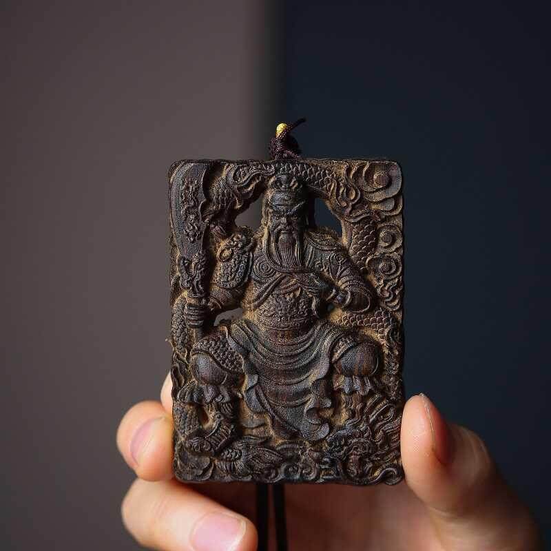 吉祥】沉香木镂空雕刻武财神关公关二爷牌子吊坠文玩手把件招财汽