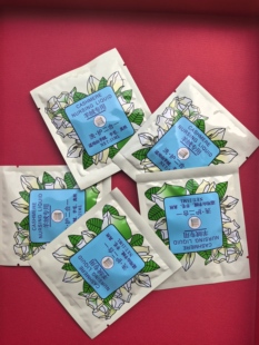 20袋羊绒衫洗护液柔软剂缩绒剂羊毛衫护理液柔顺剂清洁真丝防静电