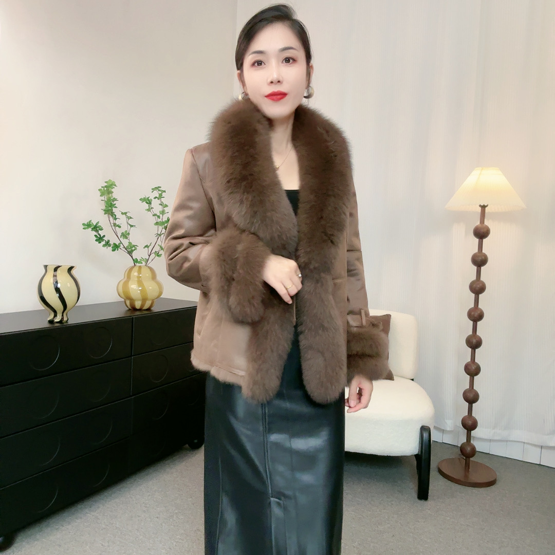 海宁2024冬季新款兔毛皮毛一体狐狸毛领女装修身短款妈妈皮草外套