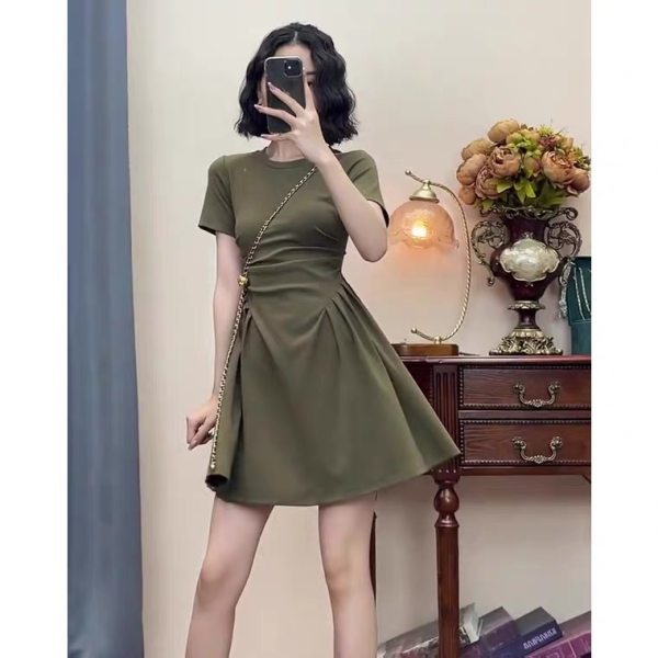 夏季新款高级感收腰压褶连衣裙