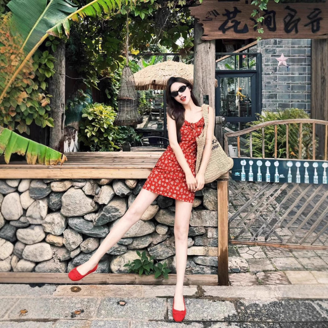 夏季多巴胺红吊带碎花掐腰连衣裙