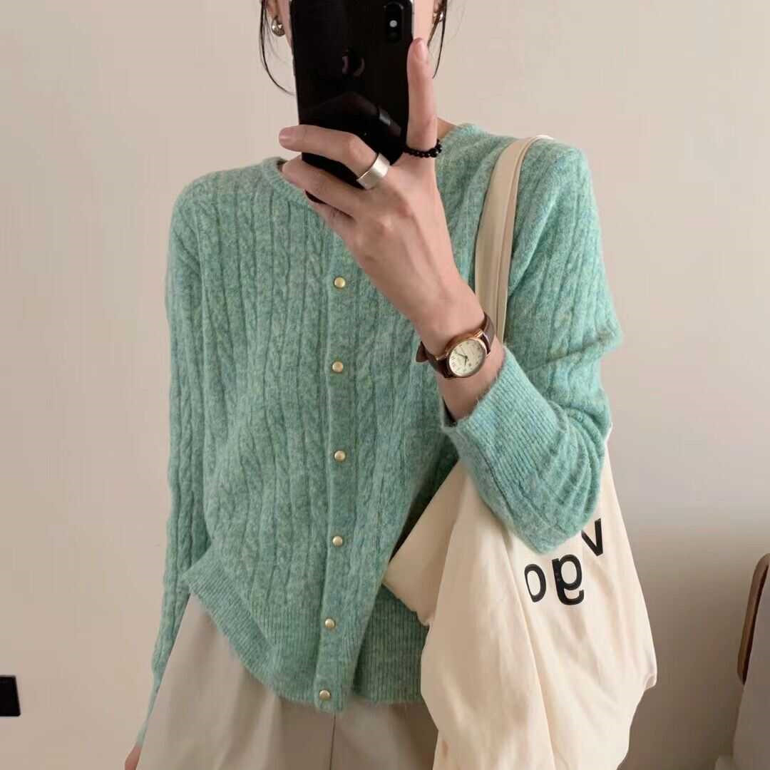 高级感绿色小金扣针织开衫外套女
