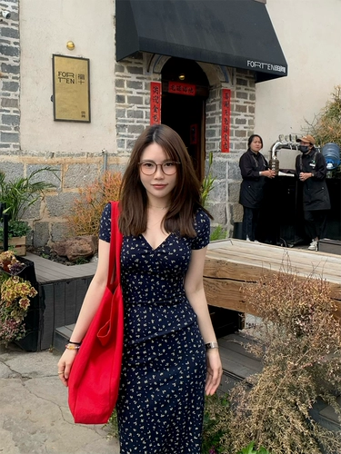 Атмосферное приталенное летнее платье, юбка, цветочный принт, V-образный вырез, эффект подтяжки