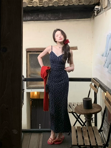 Атмосферное приталенное летнее платье, юбка, цветочный принт, V-образный вырез, эффект подтяжки