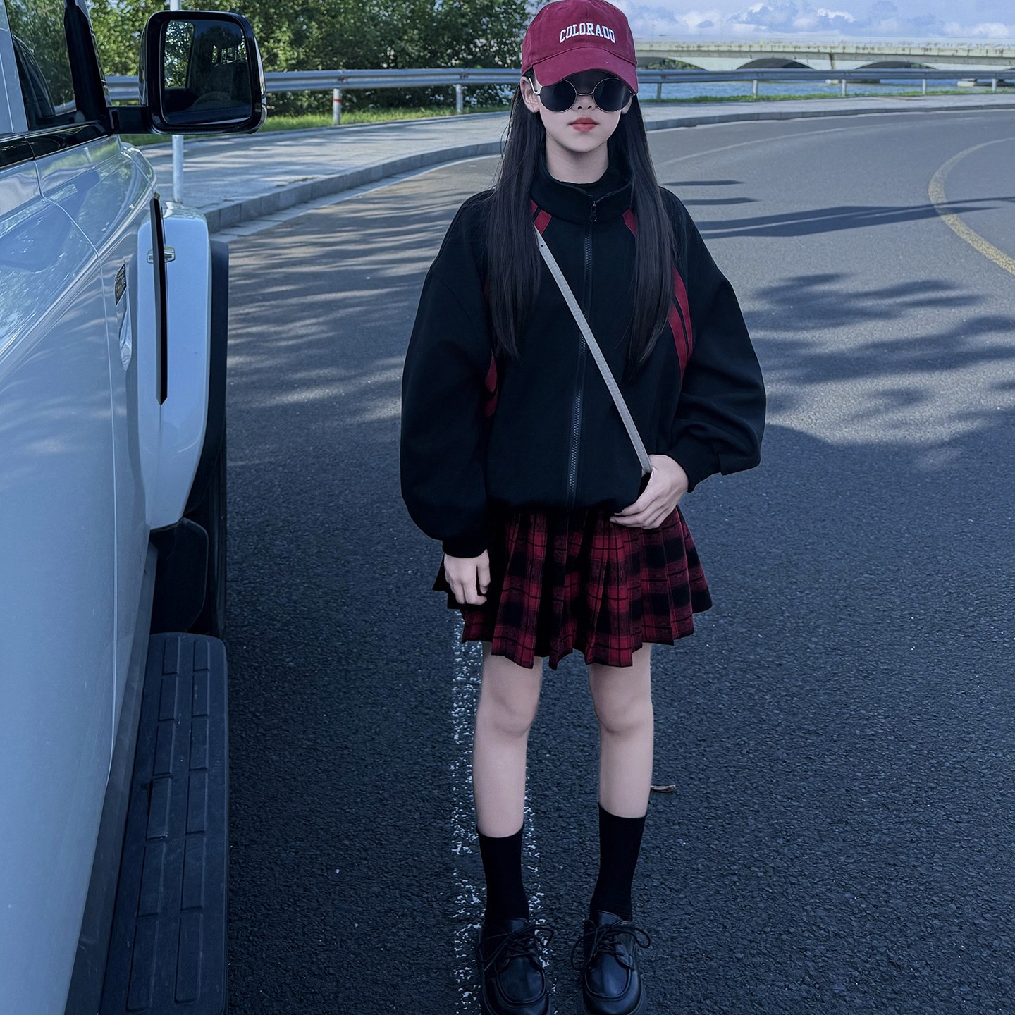 女童超好看秋款套装2026新款中大童黑色卫衣红色格子半身裙两套装