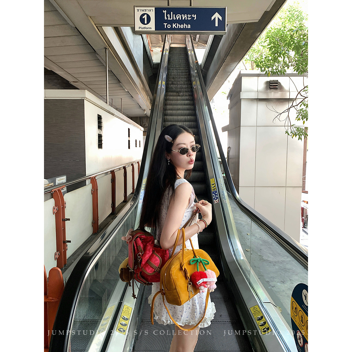草莓跳 法式浪漫碎花系带v领无袖连衣裙女夏季小清新显瘦短款裙子图片