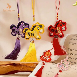 2026新款小马挂件马上有钱刺绣流苏挂饰新年福桶装饰车挂门把手挂