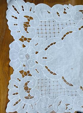 F227手绣花长桌旗白色麻质80*34有氧化