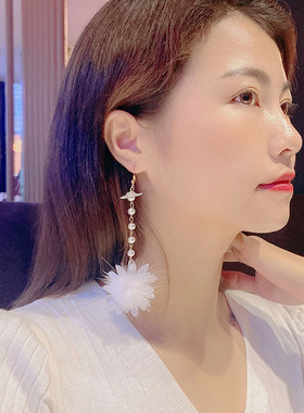 白色毛球花朵耳环韩国气质花瓣水貂毛绒耳坠珍珠长款超仙秋冬耳饰