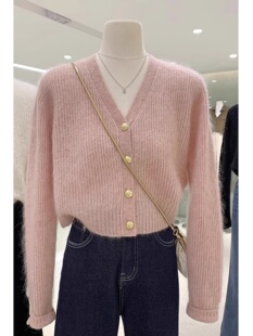 慵懒风春秋新款宽松短款V领针织开衫温柔粉色外套上衣浣熊绒毛衣
