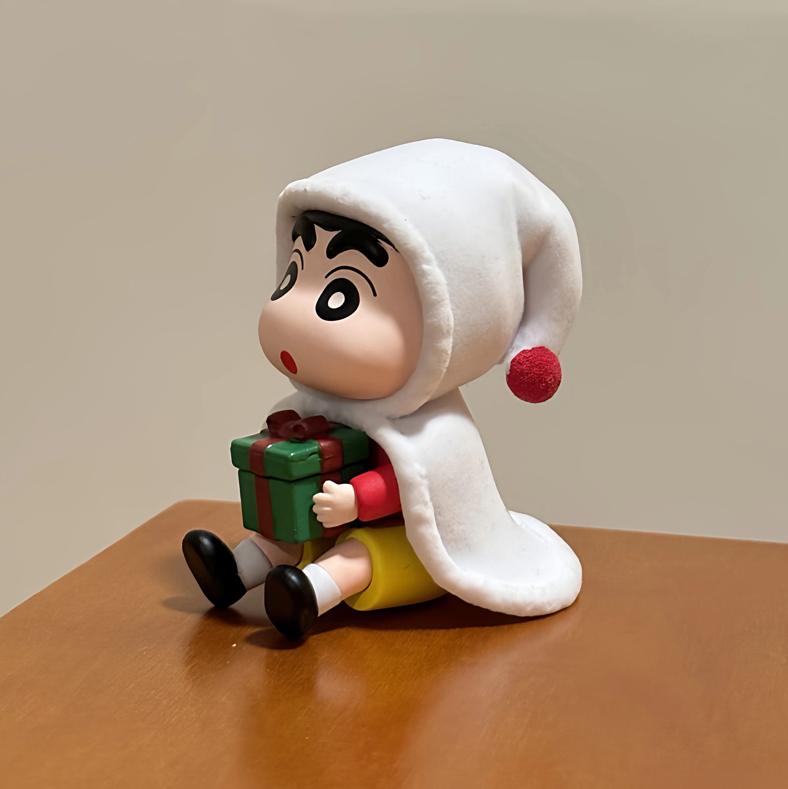 蜡笔小新植绒披风手拿礼物圣诞小新手办网红小雪人桌面摆件车载