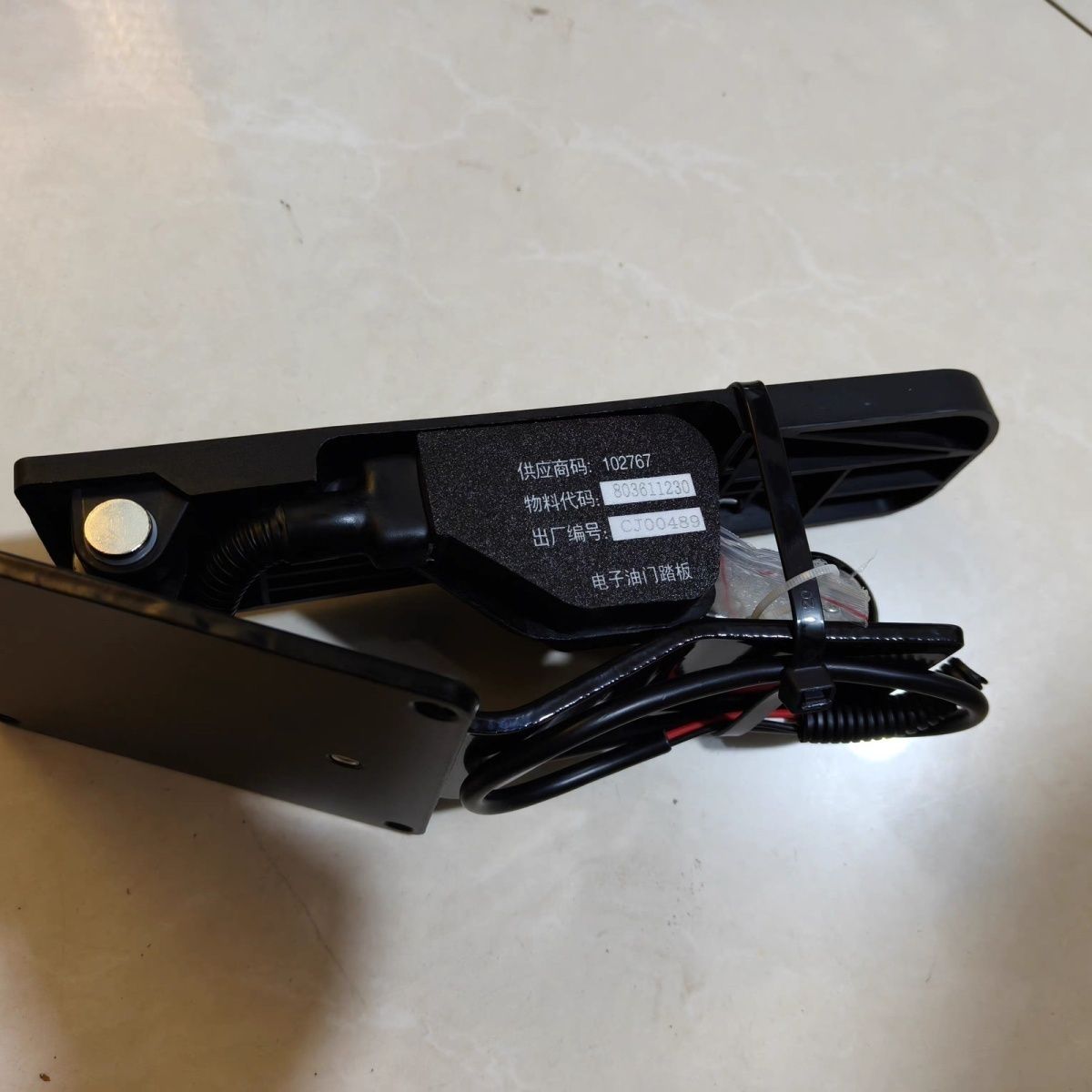 徐工吊车配件原厂上车电子油门踏板总成25K5C xct20xct25原厂