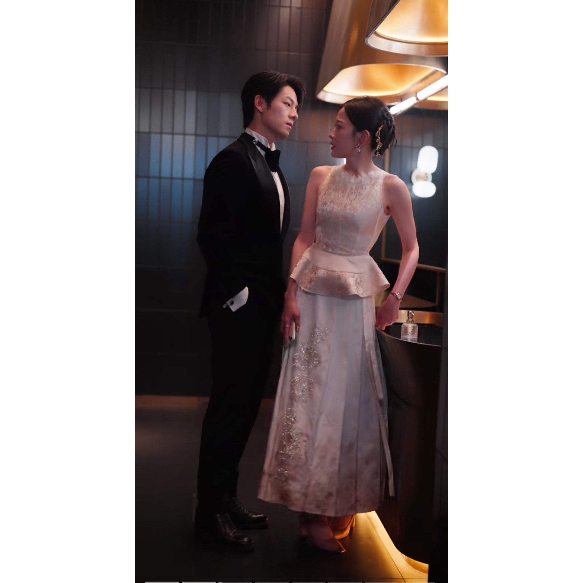 网剧同图片色锦缎马甲连衣裙女夏季新款高级优雅感气质名媛风长裙