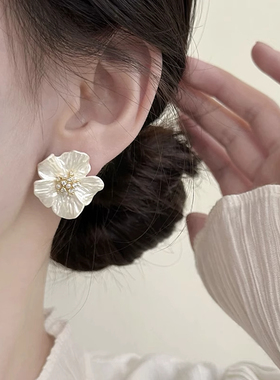 2026新款高级感法式山茶花珍珠银针耳环轻奢设计感outlets女配饰
