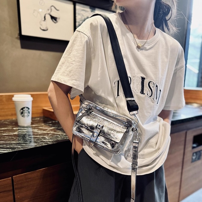 宽带潮流牛皮女包银色单肩斜挎小包2025年新款欧美时尚真皮小方包