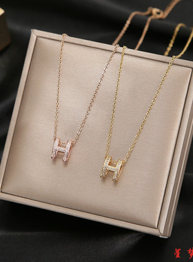 不掉色H字母项链女18K玫瑰金色高级感吊坠网红同款轻奢潮锁骨链