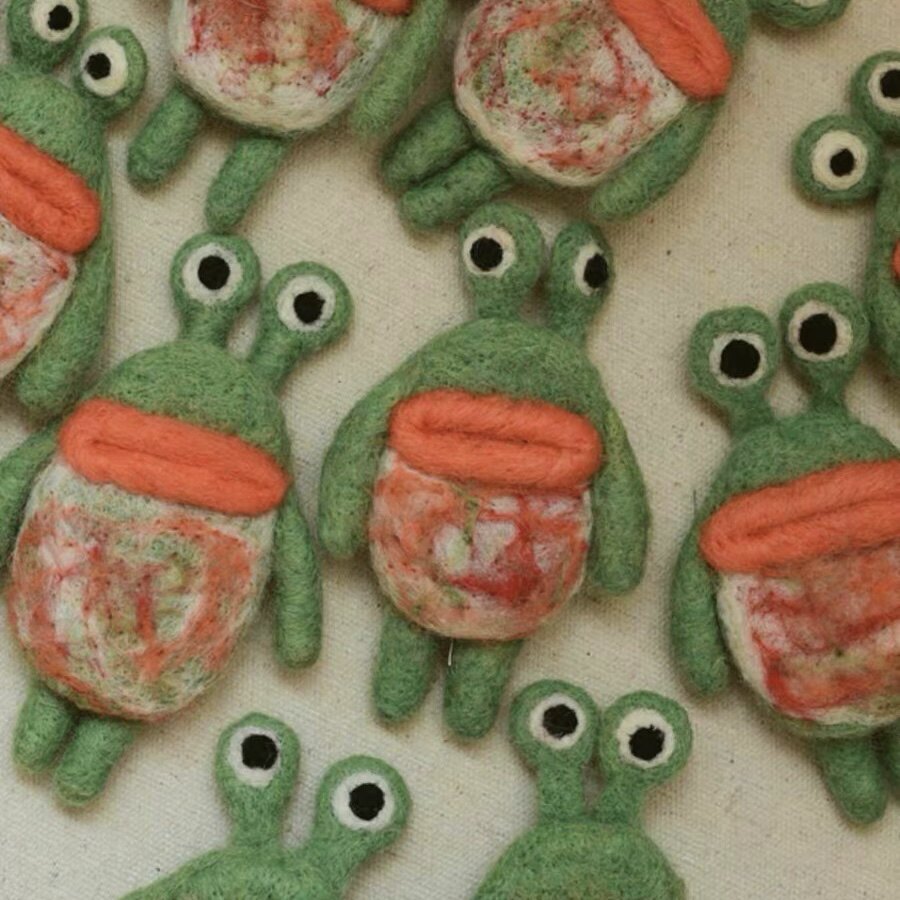 尼泊尔手工羊毛毡可爱呆萌钥匙扣包挂大嘴蛙香肠嘴胸针挂件钥匙扣