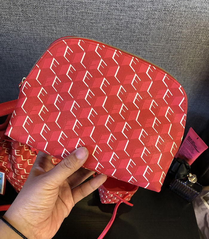 红色字母化妆包洗漱包收纳包