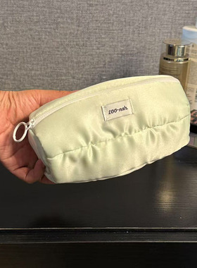 四件包邮出口尾货浅绿色橄榄球形丝棉云朵羽绒服款化妆包收纳包包