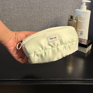 四件包邮出口尾货浅绿色橄榄球形丝棉云朵羽绒服款化妆包收纳包包