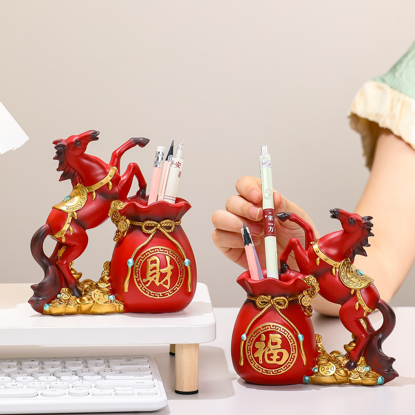 2026创意树脂工艺品福袋马收纳家居品卡通笔筒书房办公室桌面摆件