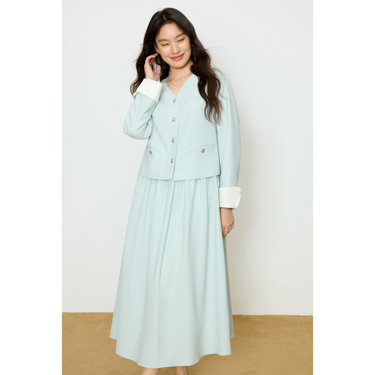 独束大码女装通勤气质小香风西装2025春季款V领撞色长袖外套