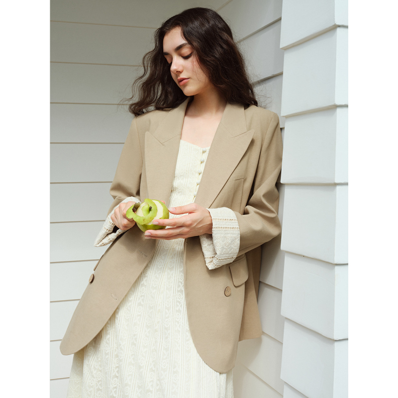 独束大码女装【摩登注解】戗驳领绣花拼接西装秋装双排扣短外套