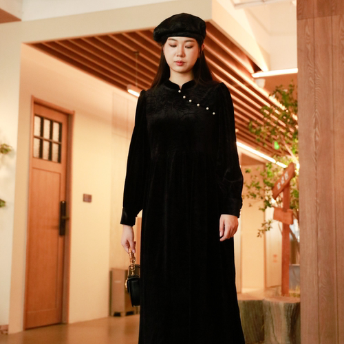 西町村屋连衣裙女冬季新中式气质显瘦压皱丝绒长裙商场同款