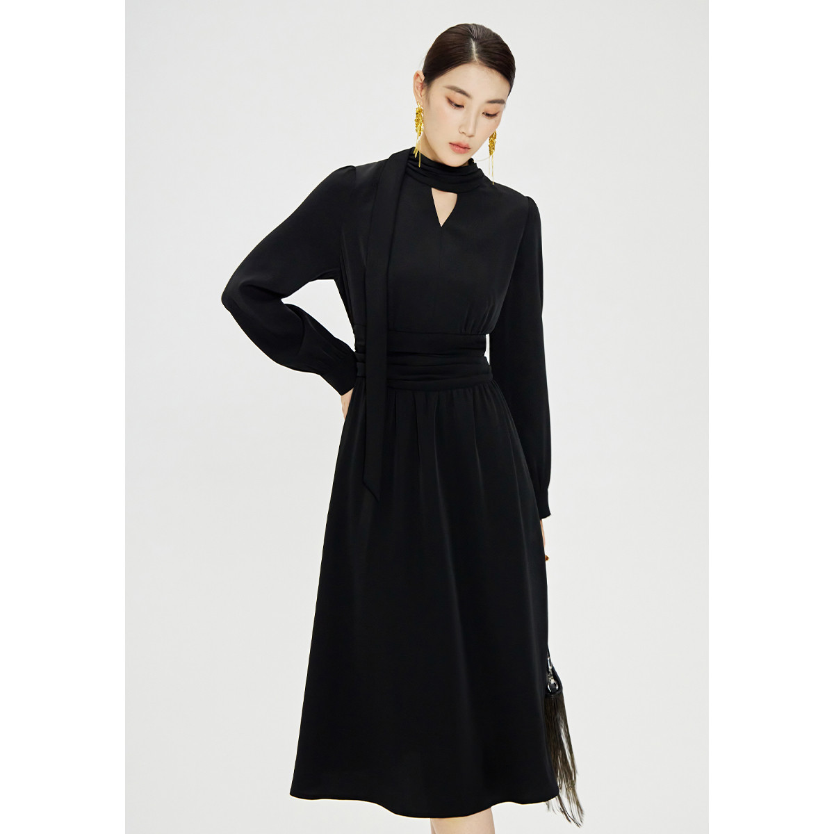 独束大码气质优雅连衣裙春复古简约V领优雅小黑裙女A字裙