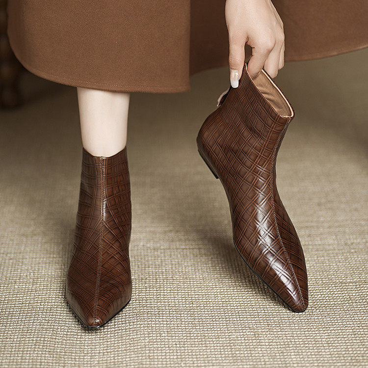 巨舒服2025新款法式真皮复古尖头平跟短靴女后拉链显瘦大码时装靴