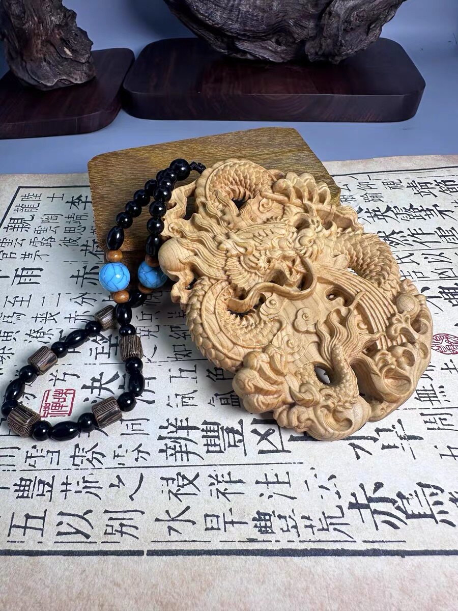 崖柏大龙牌双面精雕龙行天下实木镂空雕刻飞龙在天手把件工艺挂件图片
