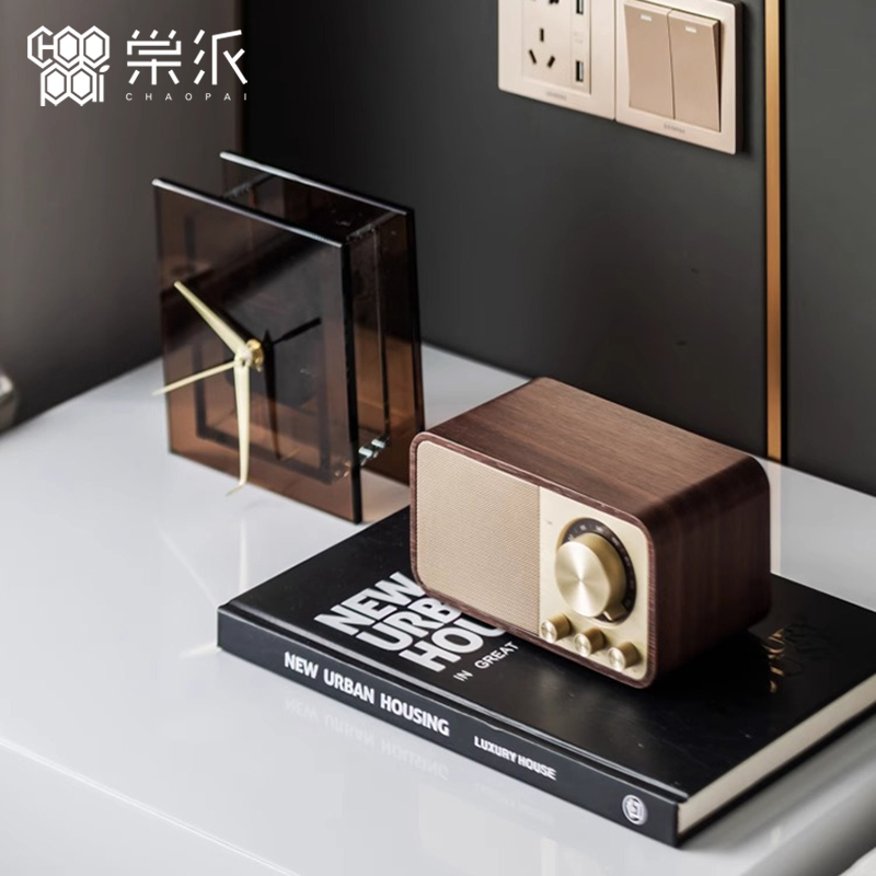 现代轻奢别墅样板间卧室床头柜桌面组合摆件书桌音响台钟软装饰品