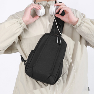 潮牌运动女款小背包简约大容量胸包新款户外斜挎包胸前背包百搭女