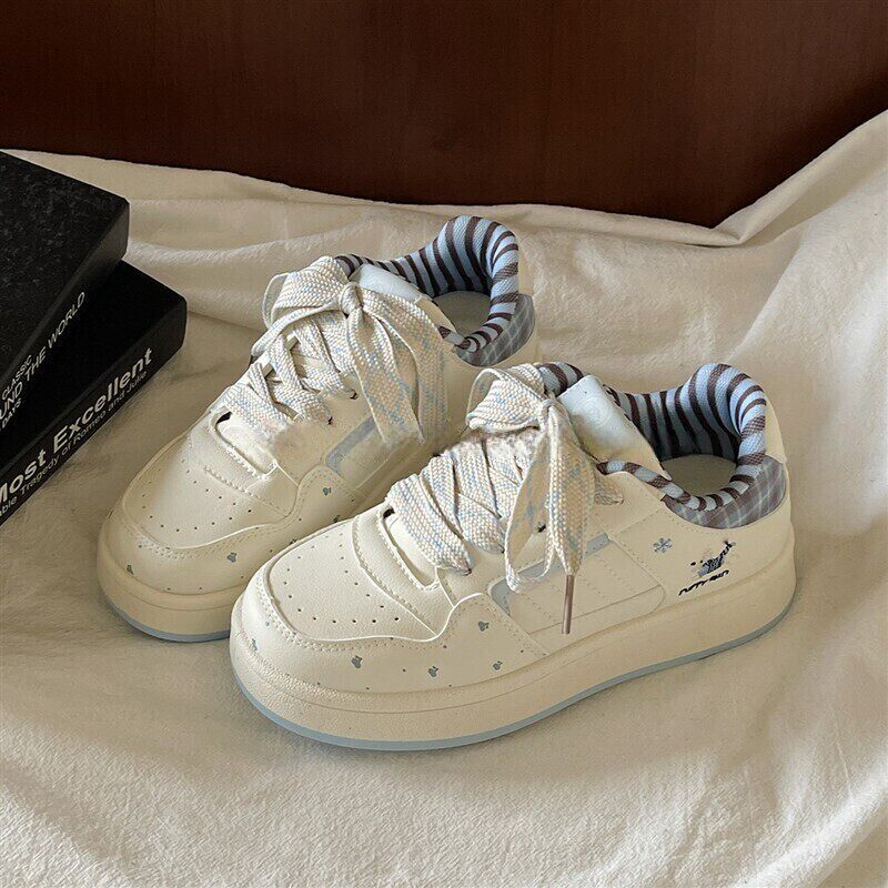 早春2026年超火的鞋子女款板鞋ins休闲百搭面包鞋厚底学生小白鞋