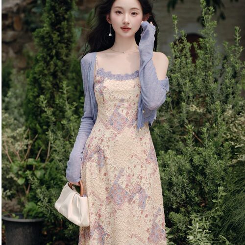 温柔甜美气质度假风碎花吊带连衣裙女夏日蕾丝法式收腰肌理感长裙