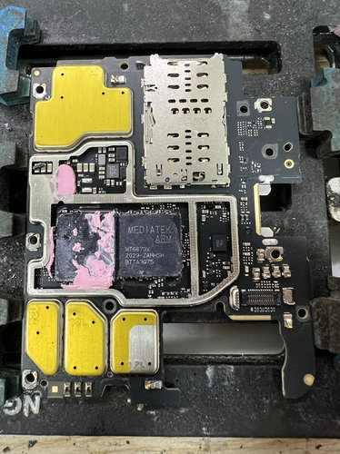 麦芒9正常使用不开机开机只有震动一下cpu维修