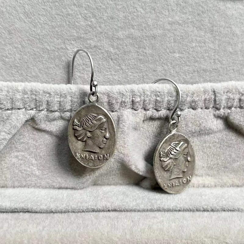 s925银钩复古做旧古希腊爱神浮雕人头像反面咆哮的狮子耳环耳饰