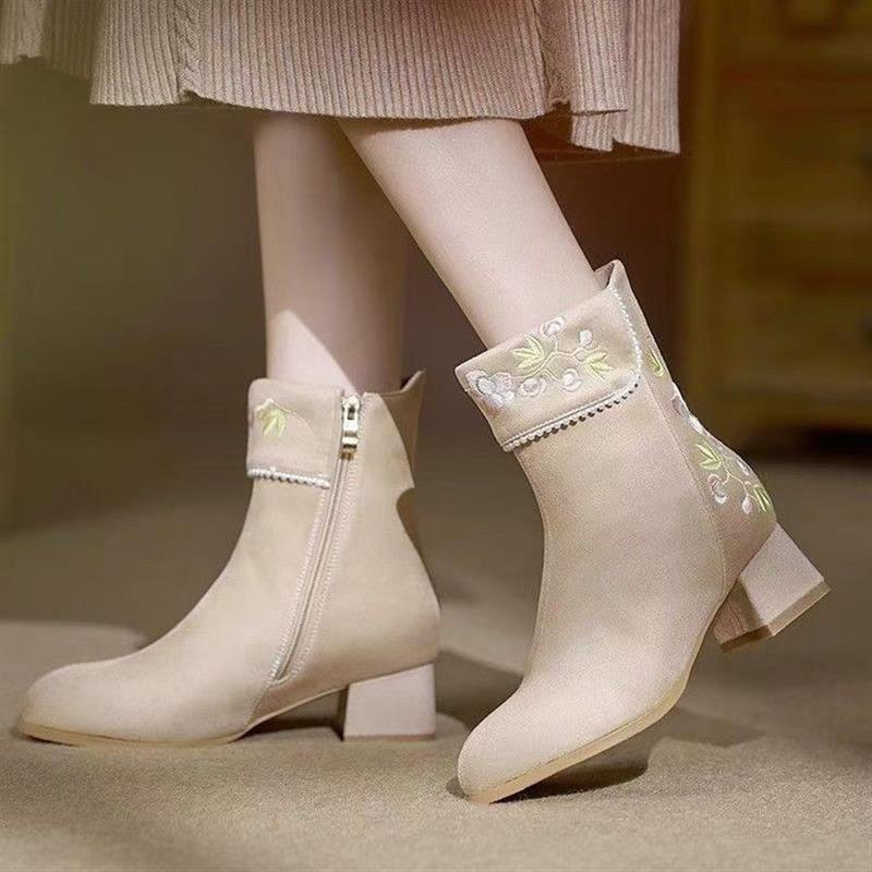 2025新款优雅气质杏色中跟短靴子加绒刺绣女靴秋冬棉靴粗跟配旗袍