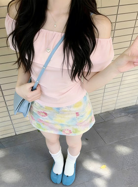 多巴胺油画风印花包臀短裙女2026夏季法式一字肩露肩短袖t恤上衣