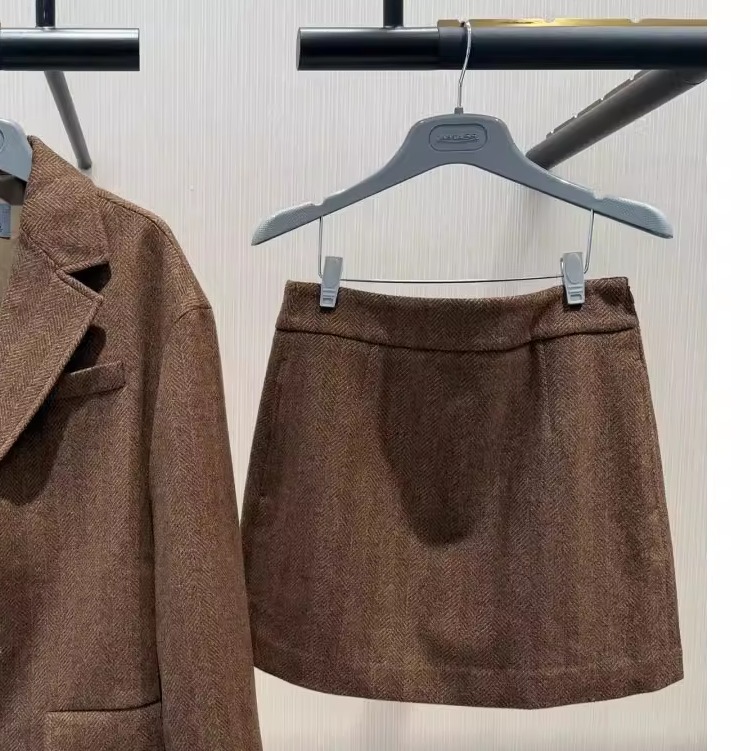 阿玛施2025秋冬高腰A字显瘦短裙