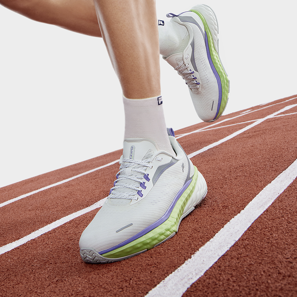 斐乐猎豹男子跑步鞋缓震