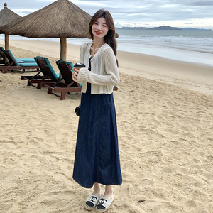 法式度假风牛仔连衣裙套装女2025春季新款针织开衫吊带长裙两件套图片