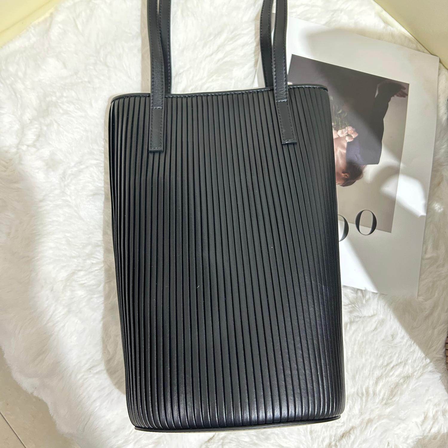 真皮水桶包简约百搭女长款腋下包时尚立体褶皱个性小众手提单肩包