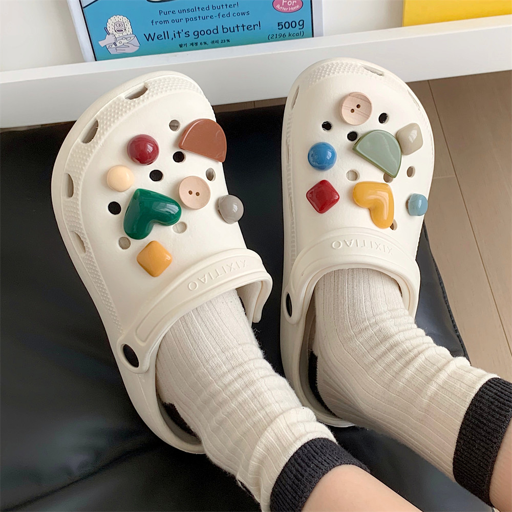 细细条复古创意爱心纽扣洞洞鞋