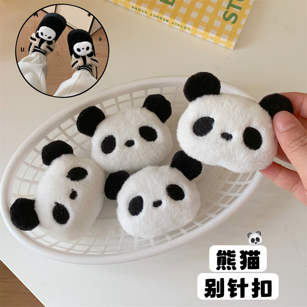 细细条毛绒可爱熊猫别针鞋扣