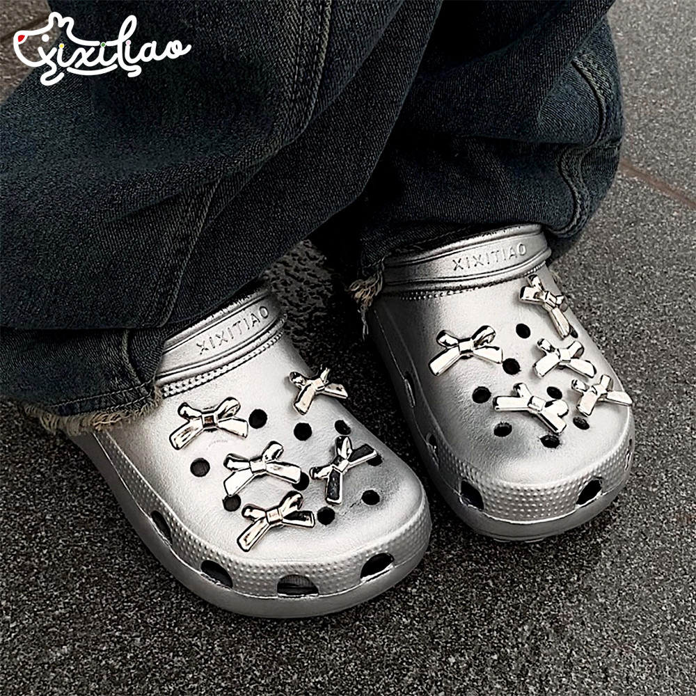 细细条 时尚银色蝴蝶结洞洞鞋ins高级感夏外穿包头足弓防滑凉拖女