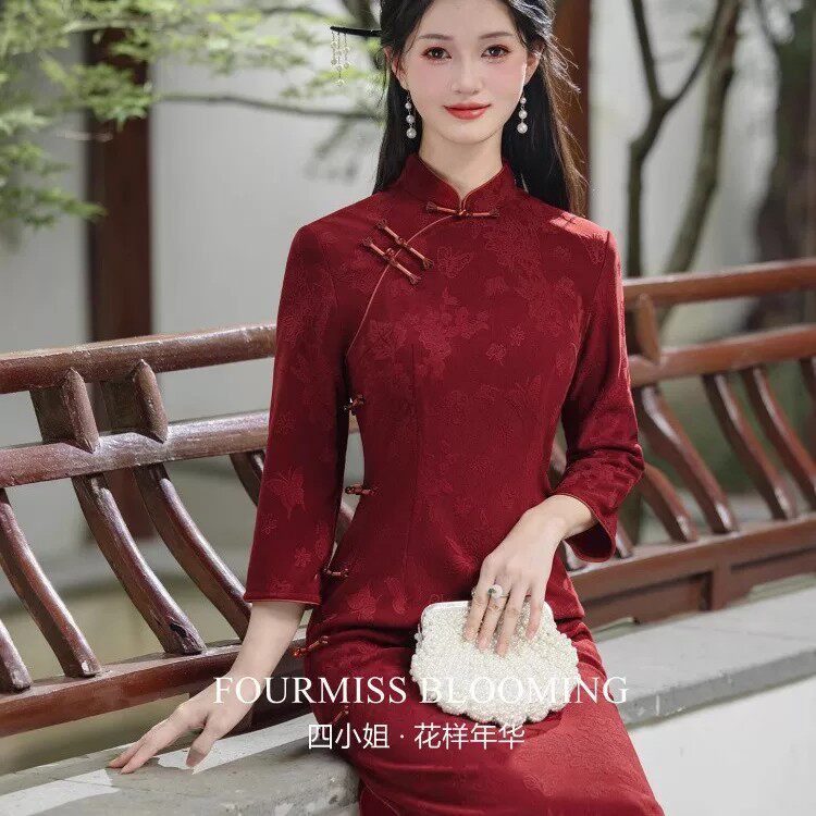 酒红色高级感复古侧八扣改良连衣