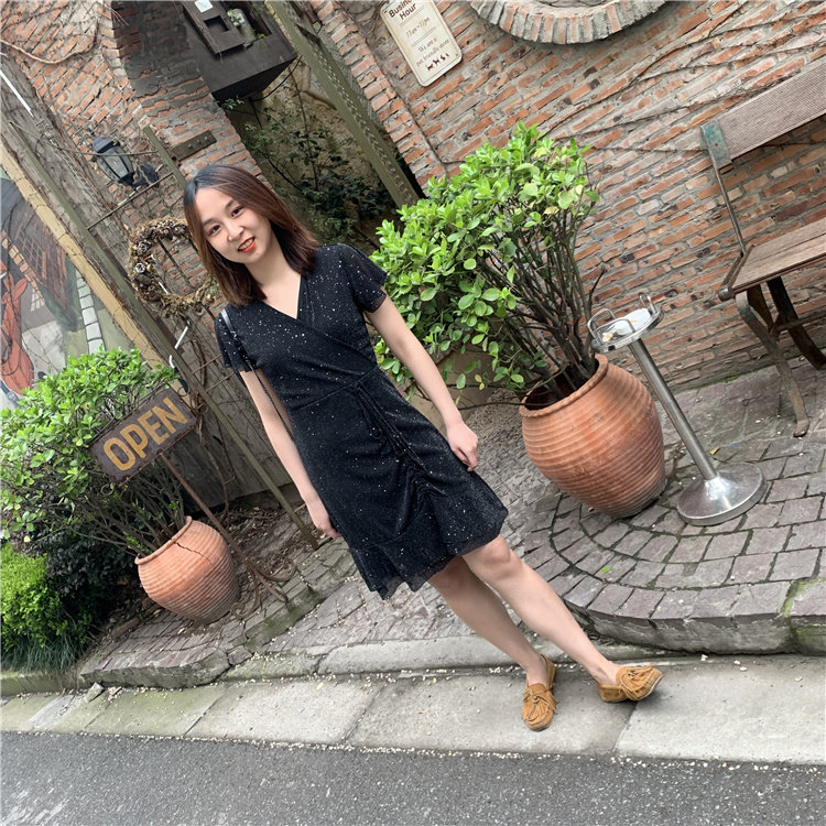 2025夏新款黑色亮丝细闪连衣裙女V领短袖收腰显瘦气质名媛风裙子